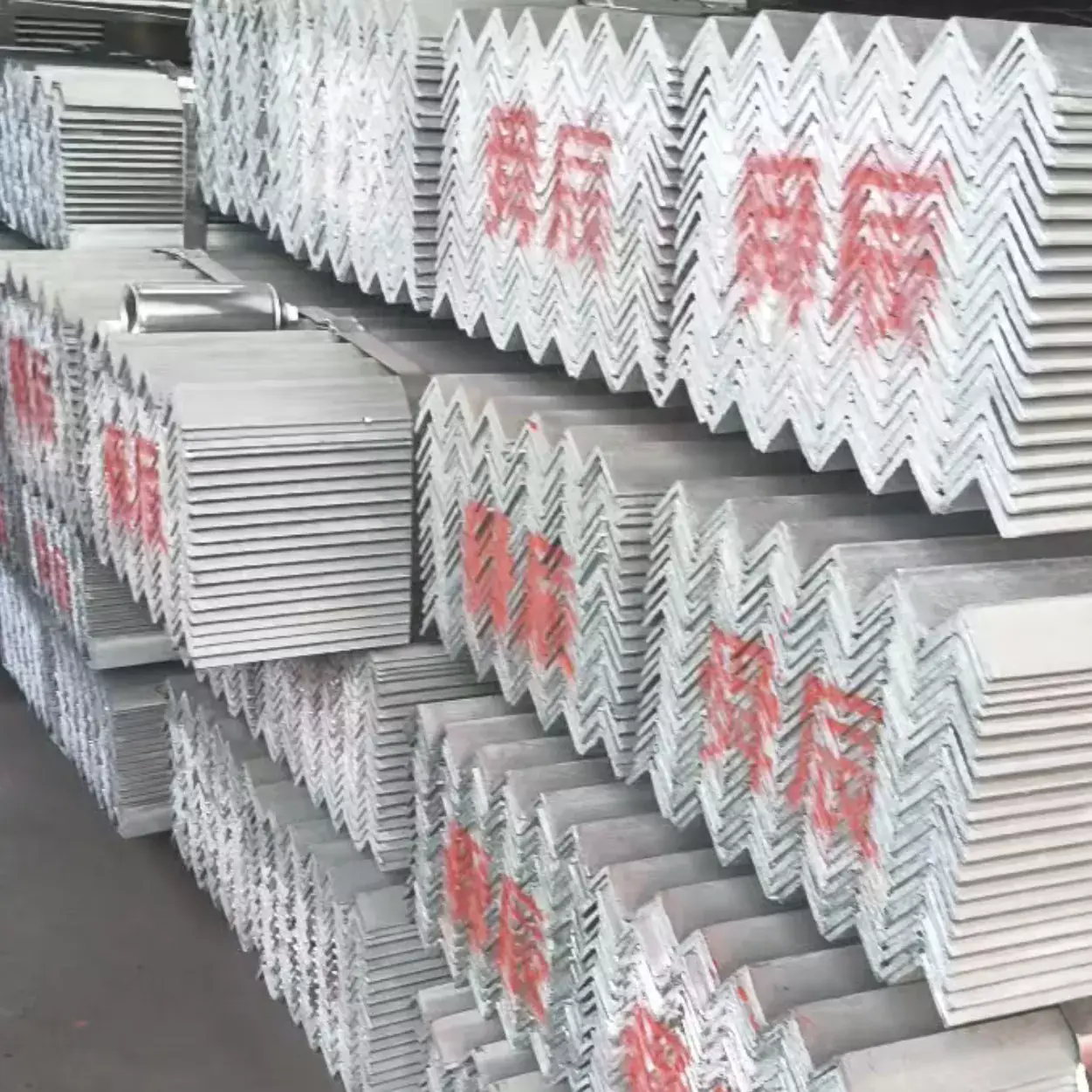 Angle Steel'i iletim kulesi inşaatı için en iyi seçenek yapan şey nedir?
